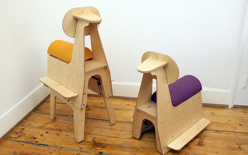 Rueckwaertsreiter-finiFuchs-kindertherapiestuhl