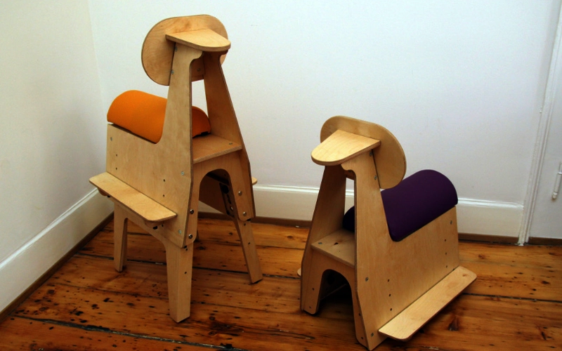 Rueckwaertsreiter-finiFuchs-kindertherapiestuhl