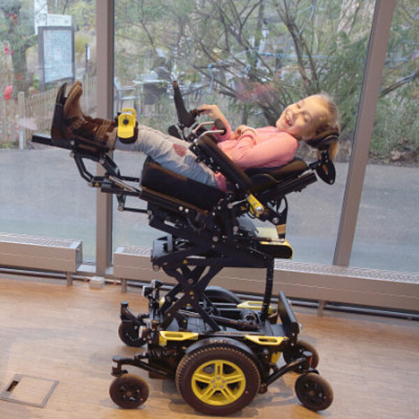 Stehständer Elektro Stehrollstuhl Kinderhilfsmittel Swiss Junior S FiNiFuchs