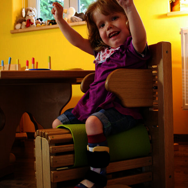 Leo Sitzhilfe Therapiestuhl_Kreativ_in_Holz FiNiFuchs