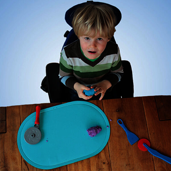 Therapiestuhl mit EVI Untergestell Sitzhöhenverstellung per Gasfeder Kinder mit Behinderung Therapiestuhl FiNiFuchs