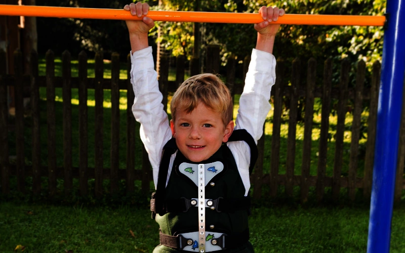 MKS-Plus-Rueckenorthese-Kinderorthese-Orthese-FiNiFuchs