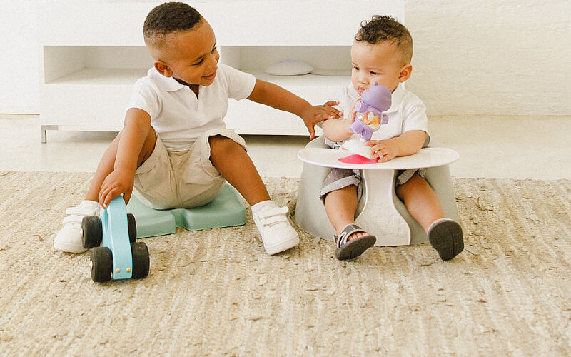 Sitzhilfe Kinder Behinderung Knieschutz Bumbo booster seat FiNiFuchs Sitze unterwegs