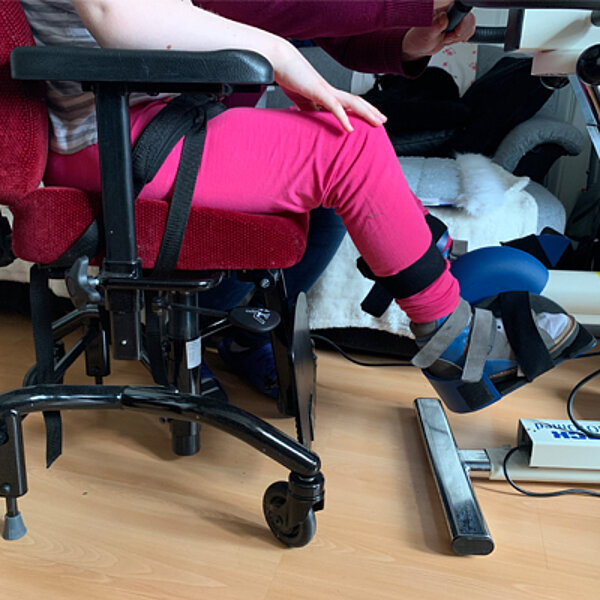 Therapiestuhl REAL 9000 PLUS KIND perfekt fuer die Kombination mit einem Bewegungstrainer