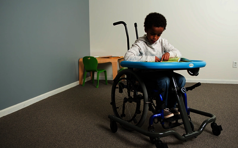 MAT Kindertisch Kinder mit Behinderung Glabal Carehab FiNiFuchs