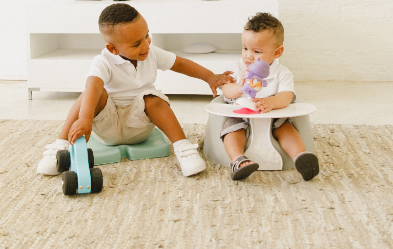 Sitzhilfe Kinder Behinderung Knieschutz Bumbo booster seat FiNiFuchs Sitze unterwegs