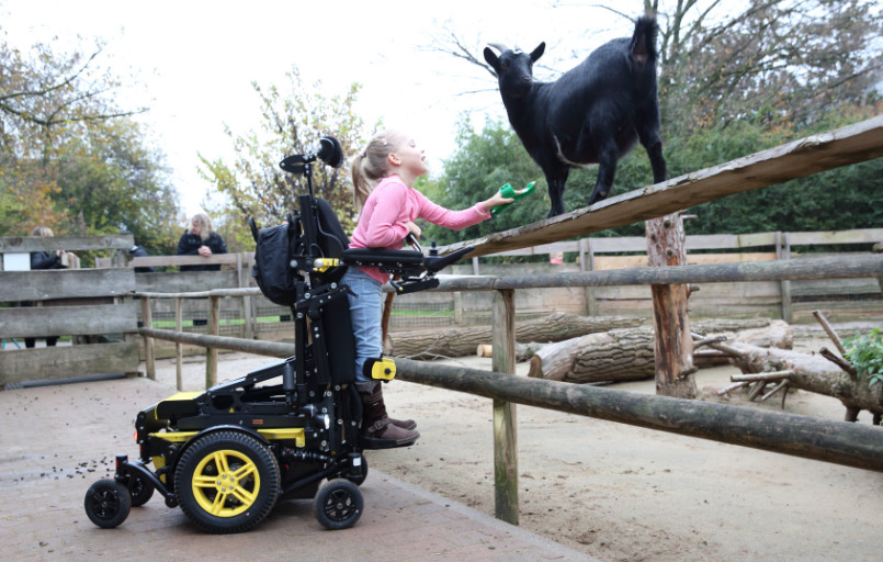 Stehständer Elektro Stehrollstuhl Kinderhilfsmittel Swiss Junior S FiNiFuchs